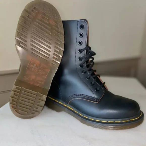 Dr Martens womens boots black leather smooth size 7 Made in England 1490 10 hole - Picture 4 of 10